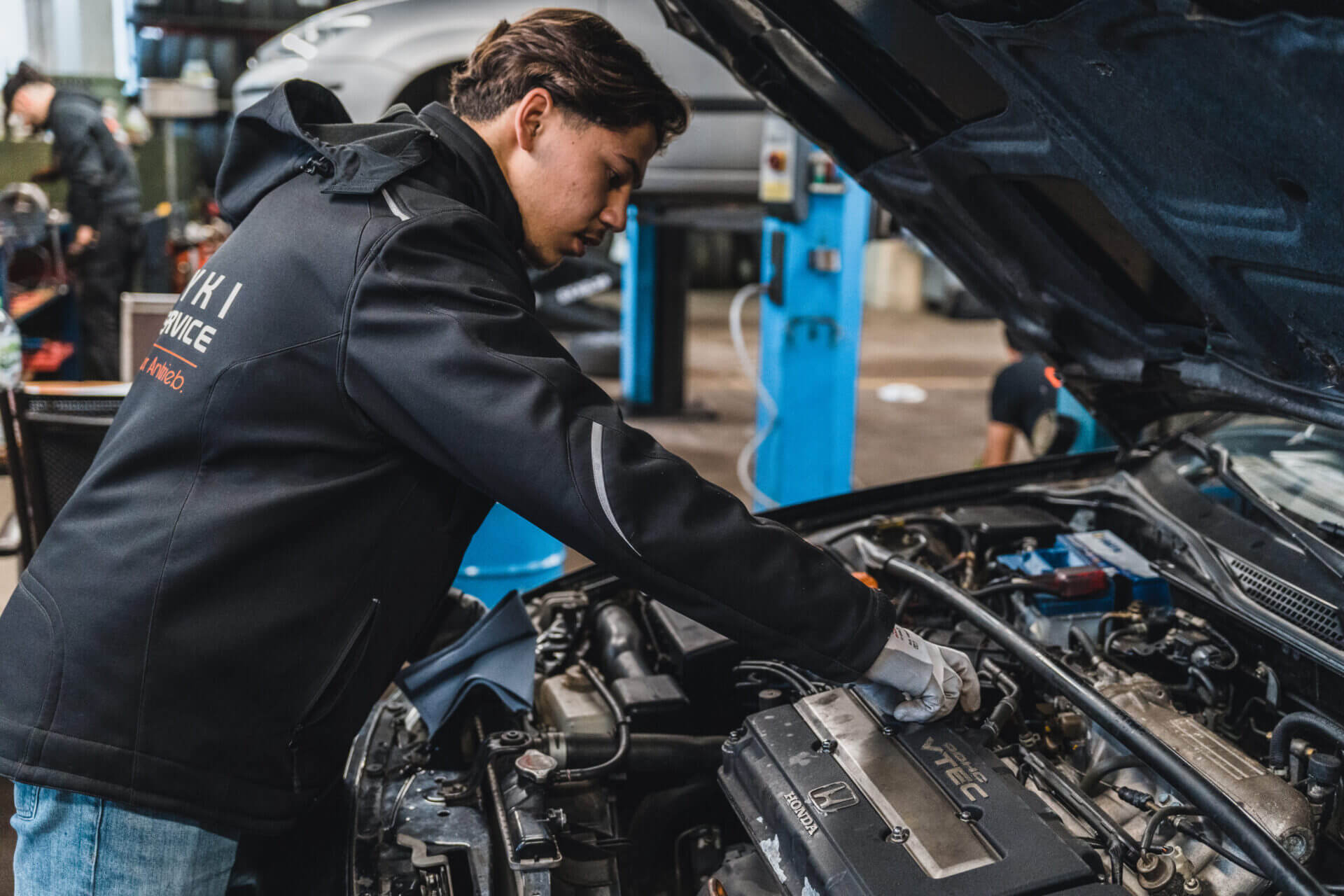 Fachkundiger Mechaniker von Kayki Autoservice führt eine Motorinspektion an einem Honda Fahrzeug in der Werkstatt in Hildesheim durch.